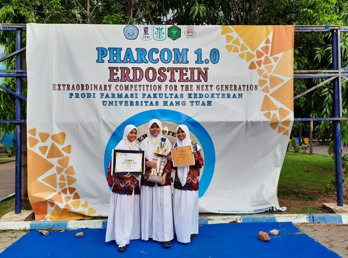 TIM SMAN 1 MANYAR JUARA I CERDAS CERMAT PHARCOM DI UNIVERSITAS HANG TUAH