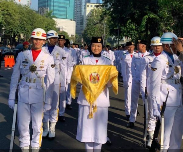 Prestasi Membanggakan, Siswa SMA Negeri 1 Manyar Jadi Pembawa Baki dalam Upacara HUT RI di Gedung Negara Grahadi