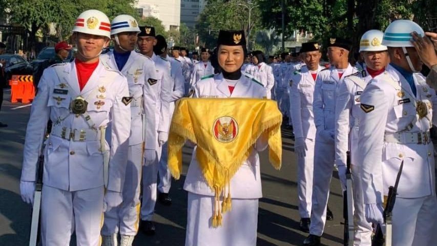 Prestasi Membanggakan, Siswa SMA Negeri 1 Manyar Jadi Pembawa Baki dalam Upacara HUT RI di Gedung Negara Grahadi