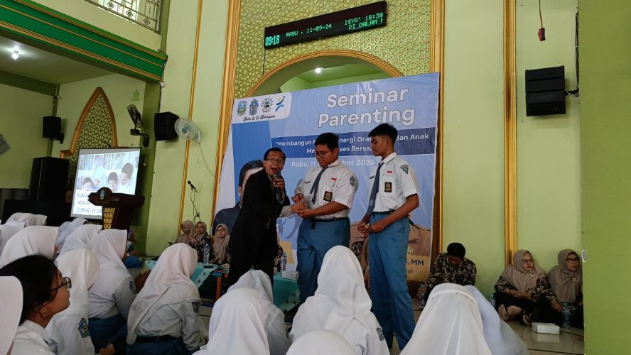 SMA Negeri 1 Manyar Gelar Seminar Parenting, Bangun Sinergi Orang Tua dan Anak