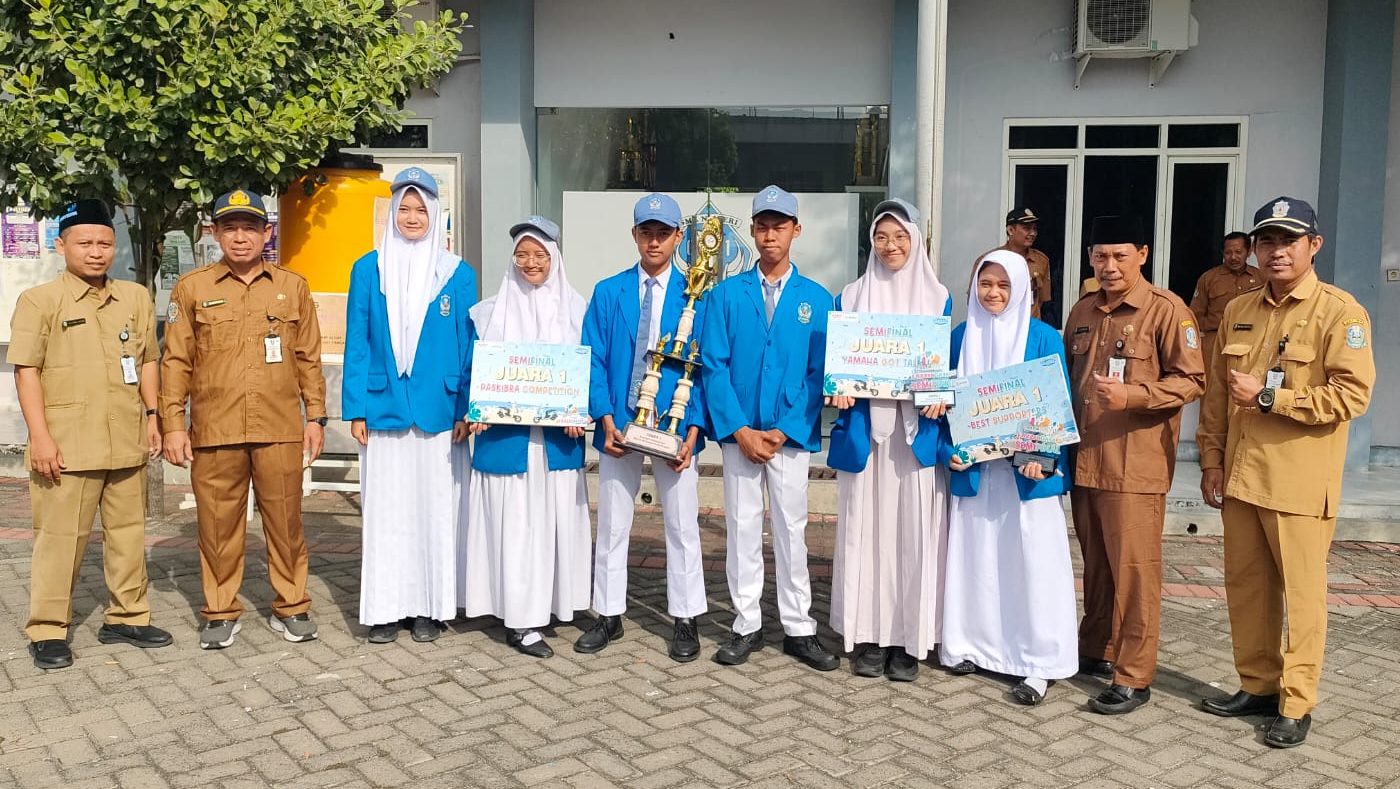 Upacara Bendera: Pentingnya Kedisiplinan dan Prestasi Siswa SMAN 1 Manyar