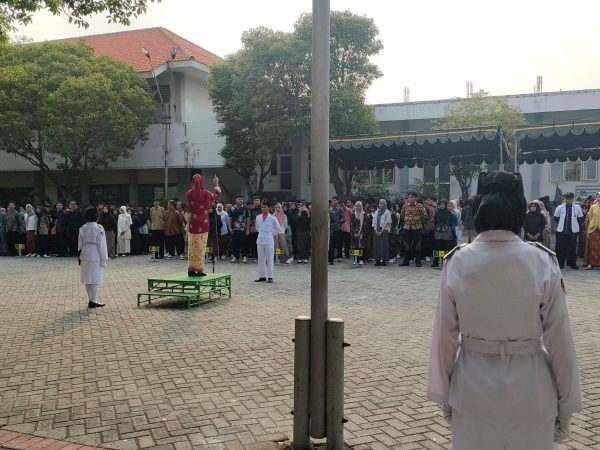 SMA Negeri 1 Manyar Gelar Upacara Peringatan Hari Pahlawan dengan Pembina Upacara Siswa