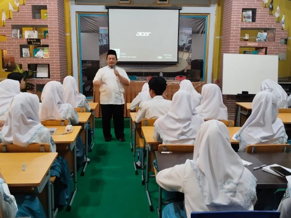 SMAN 1 Manyar Gelar Pelatihan Menulis Cerpen, Asah Kreativitas Siswa