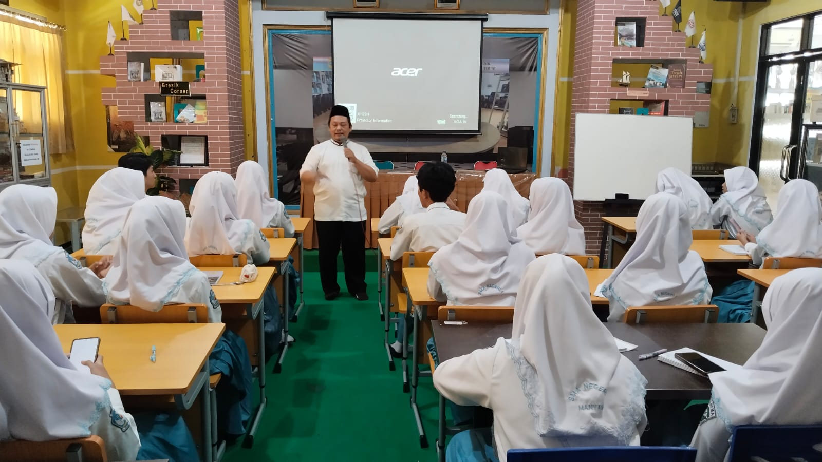 SMAN 1 Manyar Gelar Pelatihan Menulis Cerpen, Asah Kreativitas Siswa