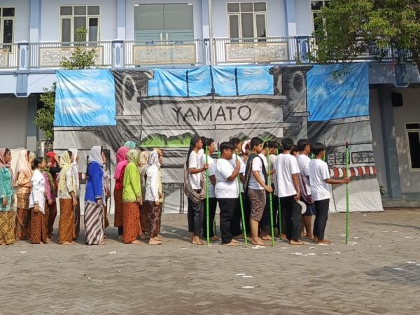 SMAN 1 Manyar Rayakan Hari Guru Lebih Awal, Semarakkan dengan Teater dan Lomba Seru