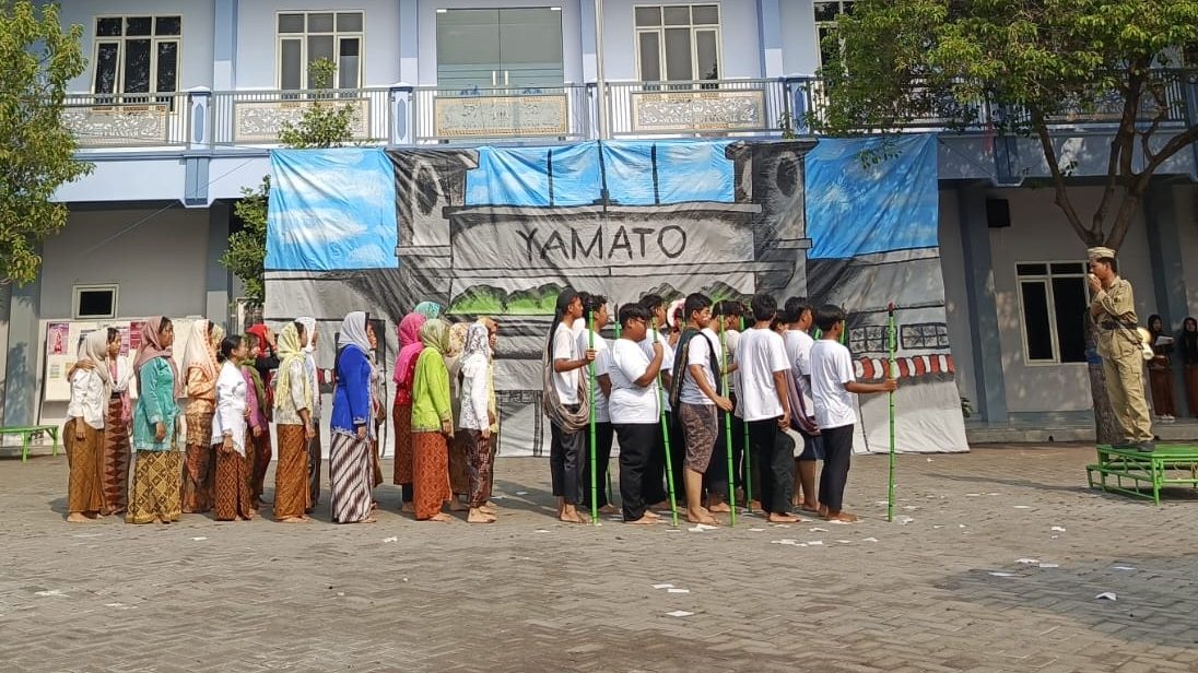 SMAN 1 Manyar Rayakan Hari Guru Lebih Awal, Semarakkan dengan Teater dan Lomba Seru